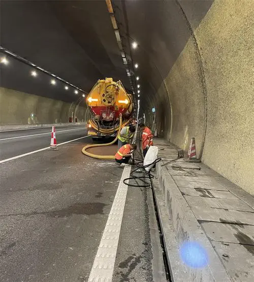 方城隧道排水渠清淤